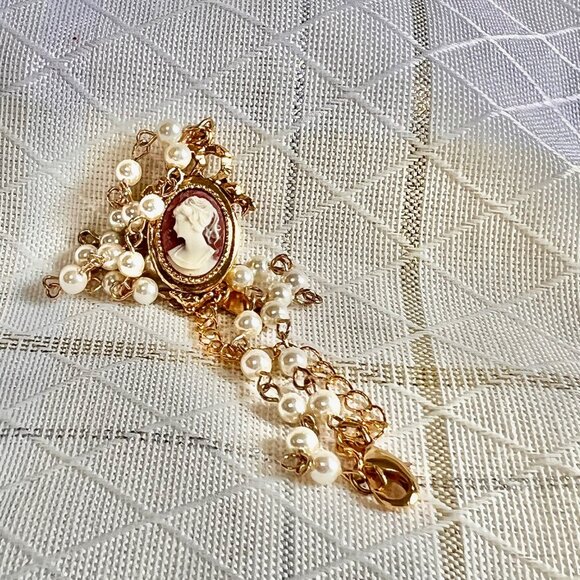 CAMEO Necklace, 1928 Brand Victorian Style Cameo Faux Pearl Necklace, Cameo - Picture 10 of 11